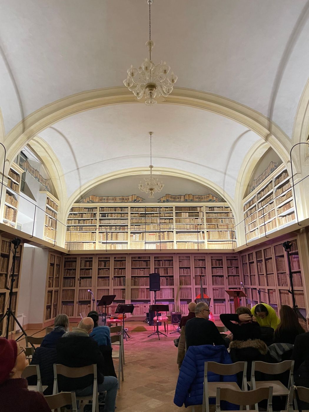 Regia audio digitale durante un concerto in biblioteca